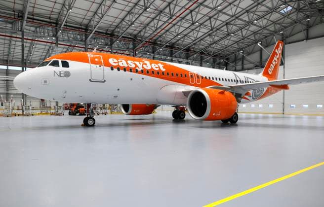 News Themen der Woche KW02 easyJet Wartungshanger Schoenefeld, 11.01.2023 - Ein Airbus A320 neo von easyJet steht im neu eroeffneten Wartungshangar von easyJet. Die gesamte europaeische easyJet Flotte wird nun am Standort Schoenefeld gewartet. Schoenefeld Brandenburg Deutschland *** easyJet maintenance hangar Schoenefeld, 11 01 2023 An easyJet Airbus A320 neo stands in easyJets newly opened maintenance hangar The entire European easyJet fleet is now maintained at the Schoenefeld site Schoenefeld Brandenburg Germany