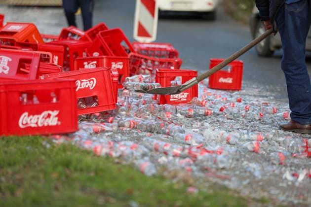News Themen der Woche KW02 Cases full of Coca Cola bottles fell out of the cargo truck Cases full of Coca Cola bottles fell out of the cargo truck and spilled on the road at the intersection of Drziceva and Slavonska streets, in Zagreb, Croatia, on January 11, 2023. SlavenxBranislavxBabic PIXSELL