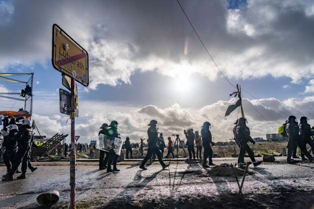 News Themen der Woche KW02 News Bilder des Tages Begin der Räumung des Weilers Lützerath, Camp von Klimaaktivisten und Besetzern, am Braunkohle Tagebau Garzweiler 2, durch die Polizei, Erkelenz, NRW, Deutschland, Räumung Lützerath *** Start of the eviction of the hamlet Lützerath, camp of climate activists and squatters, at the lignite open pit mine Garzweiler 2, by the police, Erkelenz, NRW, Germany, eviction Lützerath
