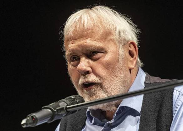 Gunther Emmerlich im Stadttheater Duisburg *** NUR FÜR REDAKTIONELLE ZWECKE *** EDITORIAL USE ONLY ***<p>Gunther Emmerlich bringt sein neustes Programm als Mischung aus Lesung und Musik am Sonntag, 28. Juni 2020, im Stadttheater Duisburg. Es ist eine Gastspiel vom Kleinkunsttheater Die Säule . Deutschland NRW Duisburg Copyright: OliverxMengedoht *** Gunther Emmerlich at City Theatre Duisburg *** ONLY FOR EDITORIAL PURPOSE *** EDITORIAL USE ONLY *** P Gunther Emmerlich brings its latest Programme as Mix from Reading and Music on Sunday, 28 June 2020, at City Theatre Duisburg it is a Guest performance from cabaret theatre the Column Germany NRW Duisburg Copyright OliverxMendoomed Copyright: OliverxMengedoht doc7b7shscci02i9kb4m8m EDITORIAL USE ONLY