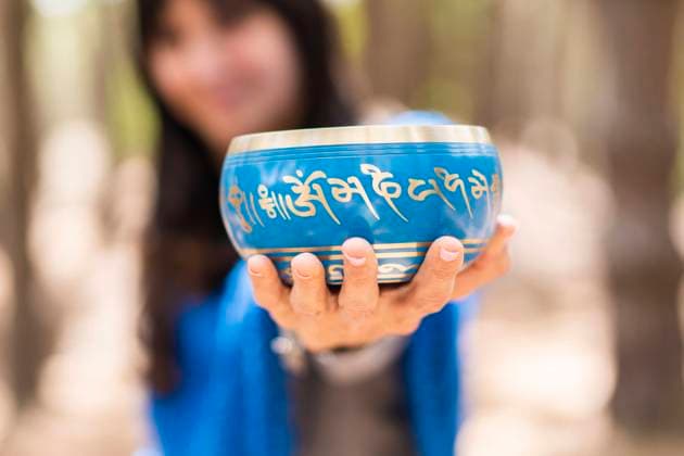 A woman holding a tibetan singing bowl Pinamar, Buenos Aires Province, Argentina R_SHVL230110-1092364-01 ,model released, Symbolfoto
