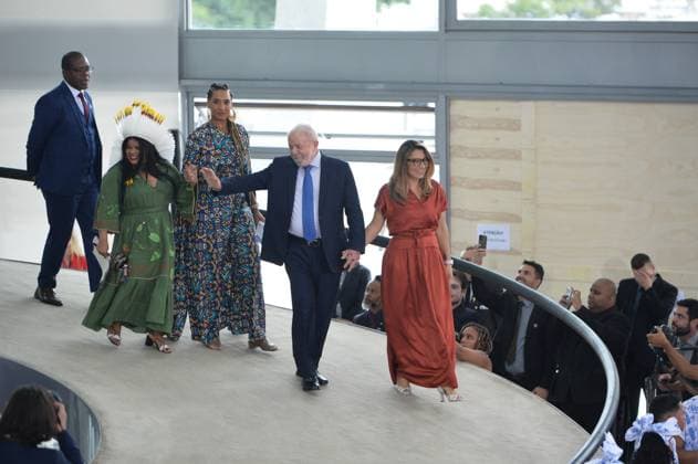 News Themen der Woche KW02 News Bilder des Tages BRASÍLIA, DF - 11.01.2023: ANIELLE E SONIA GUAJAJARA TOMAM POSSE - Photo, President Lula and First Lady Janja, going down the ramp of the Planalto Palace. This Wednesday (11) the Minister of Racial Equality, Anielle Franco and of Indigenous Peoples, Sônia Guajajara, take office in a ceremony at the Planalto Palace. x2318955x  TonxMolina