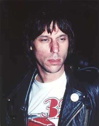 Circa 1986, Hoywood, California, USA: Guitarist JEFF BECK wearing a black leather jacket and white round neck t-shirt in Hollywood. Hollywood USA - ZUMAms8_ 19560606_zea_ms8_157 Copyright: xMoviexStarxNewsx