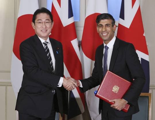 News Themen der Woche KW02 News Bilder des Tages Japan PM Kishida in London Japanese Prime Minister Fumio Kishida (L) and his British counterpart Rishi Sunak shake hands after signing a defense cooperation agreement during a meeting in London on Jan. 11, 2023. (Pool photo)  A14AA0001383548P