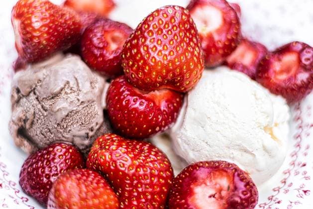 Erdbeeren mit Eis Schokolade und Vanille Schokoladeneis Vanilleeis Kugel Erdbeeren mit Eis *** Strawberries with ice cream chocolate and vanilla chocolate ice cream vanilla ice cream ball strawberries with ice cream 