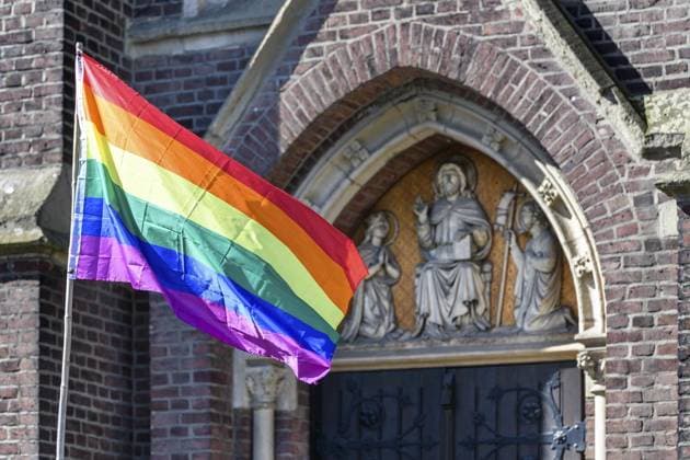 St. Theresia Selbeck in Mülheim an der Ruhr *** NUR FÜR REDAKTIONELLE ZWECKE *** EDITORIAL USE ONLY ***<p>Eine Fahne in Regenbogenfarbe weht am Mittwoch, 31.03.2021, vor dem Portal der katholischen Kirche St. Theresia in Selbeck (Mülheim an der Ruhr). Damit drückt sie ihren Protest gegn die Haltung des Vatikans aus, die Segnung gleichgeschlechtlicher Paare weiterhin zu untersagen. Deutschland NRW Mülheim an der Ruhr Copyright: MartinxMöller *** St Theresia Selbeck in Mülheim to the Ruhr *** ONLY FOR EDITORIAL PURPOSE *** EDITORIAL USE ONLY *** P a Flag in Rainbow color blows on Wednesday, 31 03 2021, before the Portal the Catholic Church St Theresia in Selbeck Mülheim to the Ruhr So pushes you their Protest against the Attitude of Copyright: MartinxMöller doc7f5hol08ky91iotcu1ff5 EDITORIAL USE ONLY