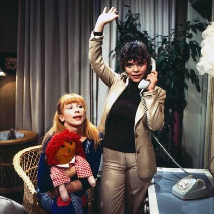 So ne und so ne So ne und so ne, Fernsehserie, Deutschland 1979, Folge 7: Der Wink mit der Zuckerdose , Darsteller: Ursela Monn, Simone Rethel, Deutschland , Deutschland Copyright: FredxLindinger Nur redaktionelle Nutzung. Editorial usage only. LIN_7601002013 UnitedArchives EDITORIAL USE ONLY