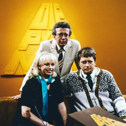 Die Pyramide Barbara Valentin und Friedhelm Zindler zu Gast in der Quizshow Die Pyramide , moderiert von Dieter Thomas Heck, 1981., Deutschland , Deutschland Copyright: FredxLindinger Nur redaktionelle Nutzung. Editorial usage only. LIN_7602000693 UnitedArchives EDITORIAL USE ONLY