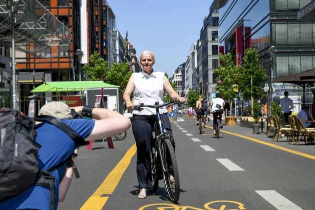 Autofreie Friedrichstraße *** NUR FÜR REDAKTIONELLE ZWECKE *** EDITORIAL USE ONLY ***<p>Berlins Verkehrssenatorin Regine Günther (Grüne) fährt am 18. Juni 2021 auf dem autofreien Teil der Friedrichstraße in Berlin Mitte. FOTO: Joerg Krauthoefer Funke Foto Services< p> Arbeit Berlin Copyright: JoergxKrauthoefer *** car-free Friedrichstrasse *** ONLY FOR EDITORIAL PURPOSE *** EDITORIAL USE ONLY *** P Berlin Transportation Senator Regine Günther green drives on 18 June 2021 at the car-free Part the Friedrichstrasse in Berlin Middle Photo Joerg Krauthoefer Funke Photo Services P Work Berlin Copyright Joerg x Krauthoefer Copyright: JoergxKrauthoefer doc7ga4bn54z2ajiz1viin EDITORIAL USE ONLY
