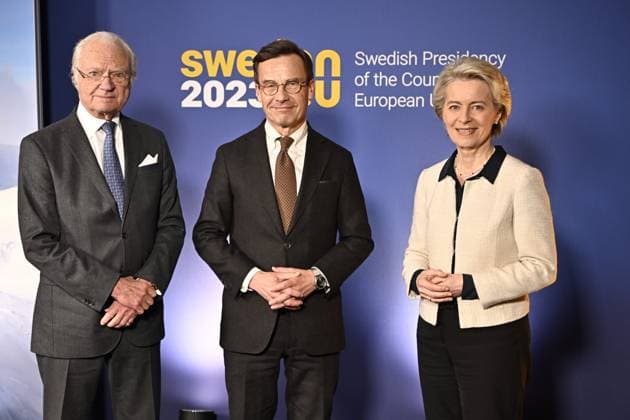 News Bilder des Tages Schweden, Ulf Kristersson trifft Ursula von der Leyen in Jukkasjärvi JUKKASJÄRVI 20230112 Kung Carl Gustaf, statsminister Ulf Kristersson (K) och EU-kommissionens ordförande Ursula von der Leyen anländer inför kvällens middag pa Ishotellet Jukkasjärvi. Jukkasjärvi Sverige x10030x *** JUKKASJÄRVI 20230112 King Carl Gustaf, Prime Minister Ulf Kristersson K and EU Commission President Ursula von der Leyen arrive before the evenings dinner at Ishotellet Jukkasjärvi Jukkasjärvi Sweden x10030x,  Copyright: xJonasxEkströmer TTx SVERIGES EU-ORDFÖRANDESKAP ISHOTELLET MIDDAG TTABB0000000000151026