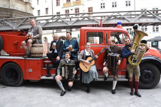 Entertainment Themen der Woche KW02 Entertainment Bilder des Tages Am Platzl vorm Hofbraeuhaus Wolfgang Sperger Hofbraeuhaus Wirt Dr Michael Moeller Hofbraeu Direktor--Hofbraeuhaus Wirt Michael Sperger Hofbraeuhaus Wirt -mit Blasmusik-Feuerwehrauto Muenchen 12.01.2023 Nationaltheater Symbolisches Anzapfen zum 200 Jahre Gedenken an Nationaltheater Brand am 14.01. 1823 -wegen Wassermangel-Dadurch Mit Hofbraeuhaus Bier Faessern-mit Geloescht Muenchen *** Am Platzl vorm Hofbraeuhaus Wolfgang Sperger Hofbraeuhaus Wirt Dr Michael Moeller Hofbraeu Direktor Hofbraeuhaus Wirt Michael Sperger Hofbraeuhaus Wirt mit Blasmusik Feuerwehrauto Muenchen 12 01 2023 National Theater Symbolic tapping to commemorate 200 years of National Theater Fire on 14 01 1823 due to lack of water Thereby Mit Hofbraeuhaus Bier Faesser