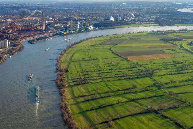 Luftbild, Binnenschifffahrt Fluss Rhein, Rheinaue Binsheim, Muster von Bäumen, Baerl, Duisburg, Ruhrgebiet, Nordrhein-Westfalen, Deutschland !ACHTUNGxMINDESTHONORARx60xEURO! *** Aerial view, inland navigation river Rhine, Rheinaue Binsheim, pattern of trees, Baerl, Duisburg, Ruhr area, North Rhine Westphalia, Germany ATTENTIONxMINESTHONORARx60xEURO