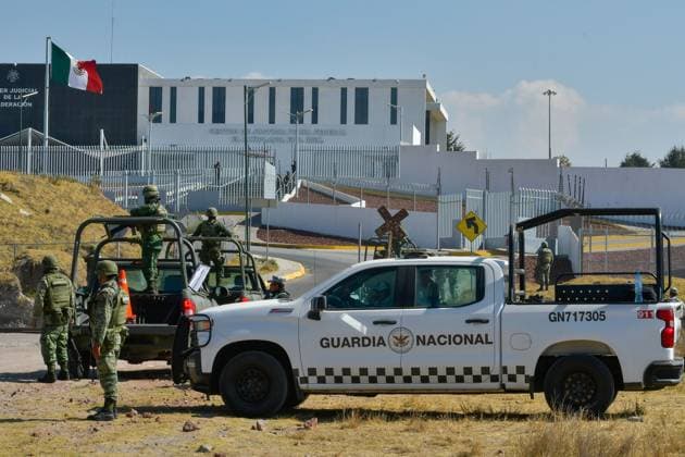 News Bilder des Tages Mexiko, Sicherheitskräfte in der Umgebung des Hochsicherheitsgefängnisses Altiplano January 12 in Almoloya de JuoÂ¡rez, Mexico : Elements of the Mexican Army accompanied by the National Guard maintain patrols and checkpoints on the perimeter of the Federal Center for Social Readaptation 1 El Altiplano a week after the admission of Ovidio GuzmoÂ¡n alias El RatoÂ³n , son of JoaquoÂ­n GuzmoÂ¡n Loera alias El Chapo . on January 12 in Almoloya de JuoÂ¡rez, Mo xico. Almoloya de Juarez Mexico - ZUMAe321 20230112_zia_e321_021 Copyright: xArturoxHernandezx