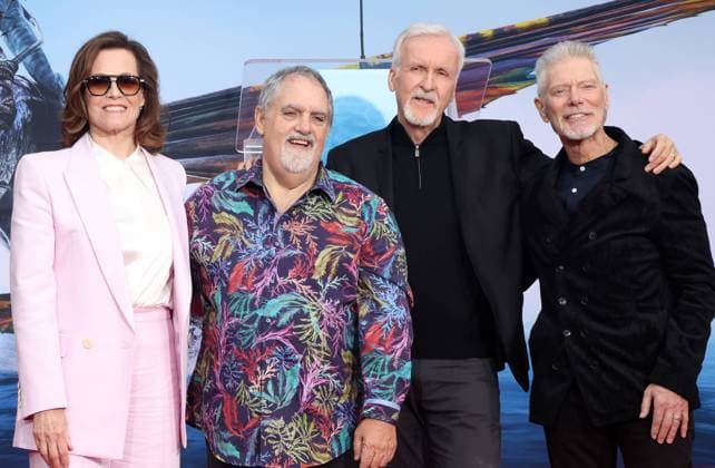 12 January 2023 - Hollywood, California - Sigourney Weaver, Jon Landau, James Cameron, Stephen Lang. James Cameron And Jon Landau Hand And Footprint In Cement Ceremony held at TCL Chinese Theatres in Hollywood. Hollywood USA - ZUMAa123 20230112_zaa_a123_080 Copyright: xFSx