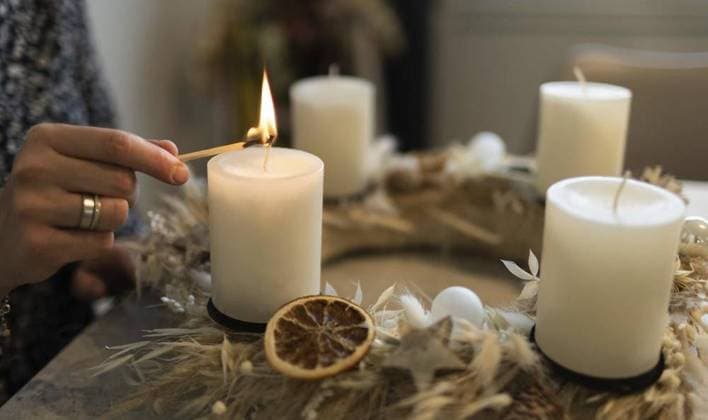 Voerde - Do-It-Yourself Adventskranz aus Trockenblumen. Zu Besuch bei Madame Fleur Vanessa Lehmkuhl *** NUR FÜR REDAKTIONELLE ZWECKE *** EDITORIAL USE ONLY ***<p>Do-It-Yourself Adventskranz aus Trockenblumen. Zu Besuch bei einem Kurs von Madame Fleur Vanessa Lehmkuhl in Voerde am Freitag den 12.10.2021. Deutschland NRW Voerde Copyright: LarsxHeidrich *** Voerde Do IT yourself Advent wreath from Dried flowers to Visit at Madame Fleur Vanessa Lehmkuhl *** ONLY FOR EDITORIAL PURPOSE *** EDITORIAL USE ONLY *** P Do IT yourself Advent wreath from Dried flowers to Visit at a Course from Madame Fleur Vanessa Lehmkuhl in Voerde on Friday the 12 10 2021 Germany NRW Voerde Copyright LarsxHeidrich Copyright: LarsxHeidrich doc7if5furmz4z1605bjj84 EDITORIAL USE ONLY