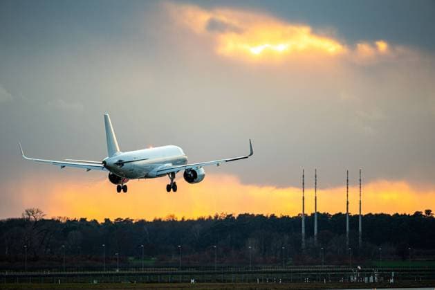 Ein Flugzeug landet am 13. Januar 2023 auf dem Flughafen Berlin Brandenburg. Flughafen Berlin Brandenburg *** An airplane lands at Berlin Brandenburg Airport Berlin Brandenburg Airport on January 13, 2023