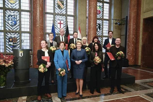 Franziska Giffey SPD *** NUR FÜR REDAKTIONELLE ZWECKE *** EDITORIAL USE ONLY ***<p>Die SPD Politikerin Franziska Giffey am 21. Dezember 2021 bei der Ernennung der Senatoren im Roten Rathaus in Berlin. vl. erste Reihe Lena Kreck (Justizsenatorin Linke), Katja Kipping (Sozialsenatorin Linke), Franziska Giffey (Regierende Bürgermeisterin SPD), Bettina Jarasch (Verkehrssenatorin Grün), Klaus Lederer (Kultursenator Linke) vl. zweite Reihe, Ulrike Gote (Gesundheissenatorin Grüne), Stephan Schwarz (Wirtschaftssenator Parteilos), Andreas Geisel (Bausenator SPD), Iris Spranger (Innensenatorin SPD), Astrid Busse (Bildungssenatorin SPD) und Daniel Wesener (Finanzsenator Grüne). Deutschland Berlin Copyright: RetoxKlar *** Franziska Giffey SPD Copyright: RetoxKlar doc7ixq7ue98swabrn087e EDITORIAL USE ONLY