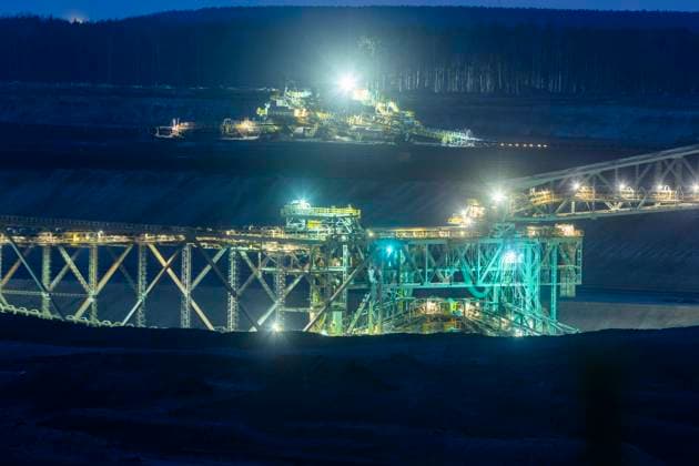 Tagebau Nochten Der Tagebau Nochten (obersorbisch WochoÅ¾anska jama) ist ein Braunkohletagebau in der nördlichen Oberlausitz, der von der Lausitz Energie Bergbau AG (LEAG) betrieben wird. Im Tagebau Nochten werden bis zu 18 Millionen Tonnen Braunkohle im Jahr gefördert. Förderbrücke F60 im Einsatz, es ist die einer der weltgrößten Arbeitsmaschinen mit über 500 Länge und ca. 80m Höhe. Am Horizont das Kraftwerk Schwarze Pumpe. Nochten Sachsen GERMANY *** Nochten open pit mine The Nochten open pit mine Upper Sorbian WochoÅ¾anska jama is an open pit lignite mine in northern Upper Lusatia, which is operated by the Lausitz Energie Bergbau AG LEAG In the Nochten open pit mine, up to 18 million tons of lignite are extracted per year Förde