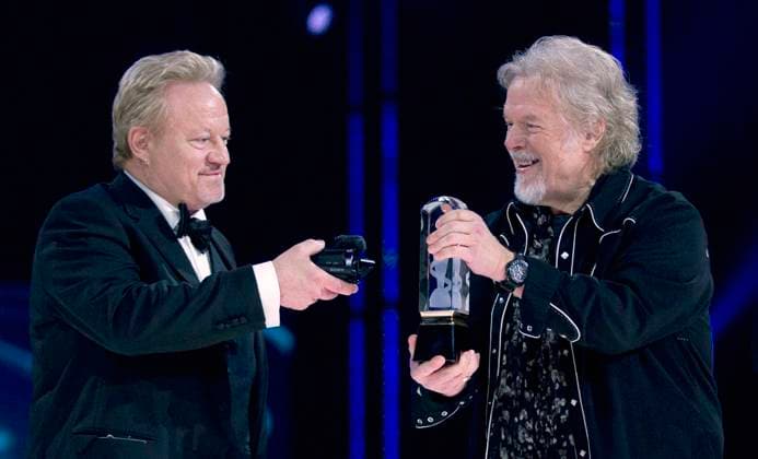 March 30, 2014, WINNIPEG, MB, CAN: Randy Bachman (right) holds the Juno as Robbie Bachman videotapes a closeup of the trophy after being inducted into the Canadian Music Hall of Fame at the Juno Awards in Winnipeg, Sunday, March 30, 2014. Robbie Bachman, co-founder and drummer of Bachman-Turner Overdrive, has died at 69, representatives for his brother Randy confirm. WINNIPEG CAN  - ZUMAc35_ 20140330_zaf_c35_009 Copyright: xJohnxWoodsx