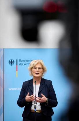 News Themen der Woche KW02 News Bilder des Tages Verteidigungsministerin Lambrecht mit Industrievertretern des Schützenpanzer Puma Europa, Deutschland, Berlin, 13.02.2023: Verteidigungsministerin Lambrecht, Generalinspektor Eberhard Zorn, Ralf Ketzel - Vorsitzender der Geschäftsführung von Krauss-Maffei Wegmann und Armin Papperger von Rheinmetall erörtern auf einer Pressekonferenz in einer Schadensanalyse den Ausfall des Schützenpanzerwagen Puma sowie den Nachkauf weiterer Puma-Panzer. *** Defense Minister Lambrecht with industry representatives of the Puma infantry fighting vehicle Europe, Germany, Berlin, 13 02 2023 Defense Minister Lambrecht, Inspector General Eberhard Zorn, Ralf Ketzel Chairman of the Management Board of Krauss Maffei Wegmann and Armin Papperger of Rheinmetall di