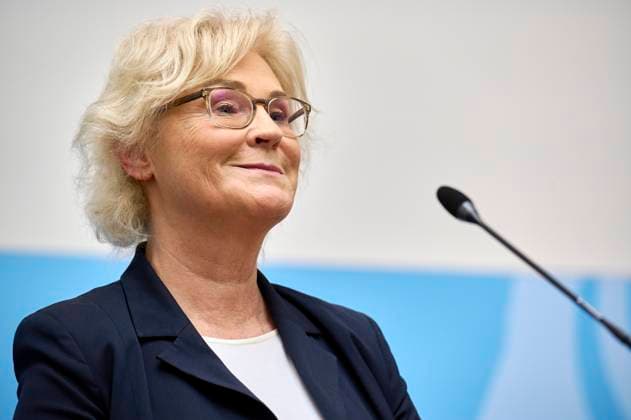 Verteidigungsministerin Lambrecht mit Industrievertretern des Schützenpanzer Puma Europa, Deutschland, Berlin, 13.02.2023: Verteidigungsministerin Lambrecht, Generalinspektor Eberhard Zorn, Ralf Ketzel - Vorsitzender der Geschäftsführung von Krauss-Maffei Wegmann und Armin Papperger von Rheinmetall erörtern auf einer Pressekonferenz in einer Schadensanalyse den Ausfall des Schützenpanzerwagen Puma sowie den Nachkauf weiterer Puma-Panzer. *** Defense Minister Lambrecht with industry representatives of the Puma infantry fighting vehicle Europe, Germany, Berlin, 13 02 2023 Defense Minister Lambrecht, Inspector General Eberhard Zorn, Ralf Ketzel Chairman of the Management Board of Krauss Maffei Wegmann and Armin Papperger of Rheinmetall di
