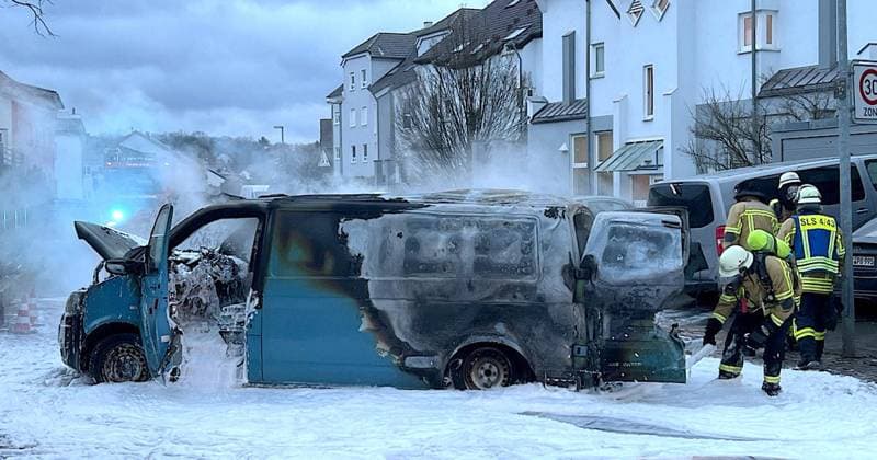 News Themen der Woche KW02 News Bilder des Tages Überfall auf einen Geldtransporter am Freitag (13.01.2023) im Saarlouiser Stadtteil Picard. Gegen acht Uhr gehen Notrufe bei der Polizei ein, die brennende Autos und Schüsse in der Neue-Welt-Straße meldeten. Vor Ort brannte ein Geldtransporter. Die Polizei ermittelt. *** Robbery of a money transporter on Friday 13 01 2023 in the Saarlouis district of Picard Around eight oclock, emergency calls are received by the police, who reported burning cars and shots in the Neue Welt Street On site, a money transporter was on fire The police are investigating bub