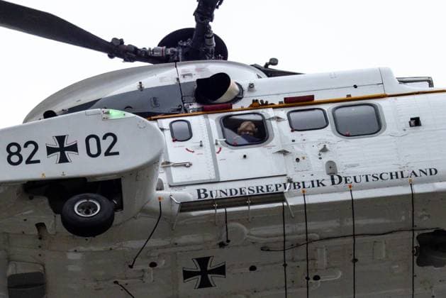 Bundesverteidigungsministerin Christine Lambrecht (SPD) besucht am 12.01.2023 die Panzergrenadierbrigade 37 Freistaat Sachsen und blickt vor der Landung aus dem Hubschrauber der Flugbereitschaft. Die Panzergrenadierbrigade ist Leitverband für die Landstreitkräfte der NATO Response Force (NRF) für die Jahre 2022-2024. Marienberg Sachsen Deutschland *** Federal Minister of Defense Christine Lambrecht SPD visits on 12 01 2023 the armored infantry brigade 37 Free State of Saxony and looks before landing from the helicopter of the flight readiness The armored infantry brigade is lead unit for the land forces of the NATO Response Force NRF for the years 2022 2024 Marienberg Saxony Germany
