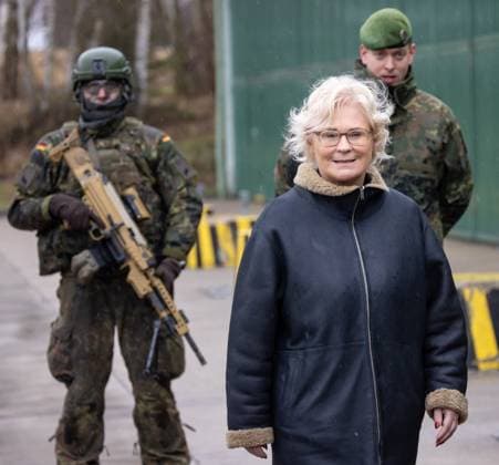 Bundesverteidigungsministerin Christine Lambrecht (SPD) besucht am 12.01.2023 die Panzergrenadierbrigade 37 Freistaat Sachsen . Die Panzergrenadierbrigade ist Leitverband für die Landstreitkräfte der NATO Response Force (NRF) für die Jahre 2022-2024. Marienberg Sachsen Deutschland *** Federal Minister of Defense Christine Lambrecht SPD visits on 12 01 2023 the armored infantry brigade 37 Free State of Saxony The armored infantry brigade is lead unit for the land forces of the NATO Response Force NRF for the years 2022 2024 Marienberg Saxony Germany