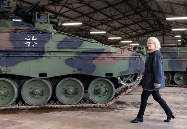 Bundesverteidigungsministerin Christine Lambrecht (SPD) besucht am 12.01.2023 die Panzergrenadierbrigade 37 Freistaat Sachsen und geht vor einem Schützenpanzer Marder. Die Panzergrenadierbrigade ist Leitverband für die Landstreitkräfte der NATO Response Force (NRF) für die Jahre 2022-2024. Marienberg Sachsen Deutschland *** Federal Minister of Defense Christine Lambrecht SPD visits on 12 01 2023 the armored infantry brigade 37 Free State of Saxony and walks in front of an infantry fighting vehicle Marder The armored infantry brigade is lead unit for the land forces of the NATO Response Force NRF for the years 2022 2024 Marienberg Saxony Germany