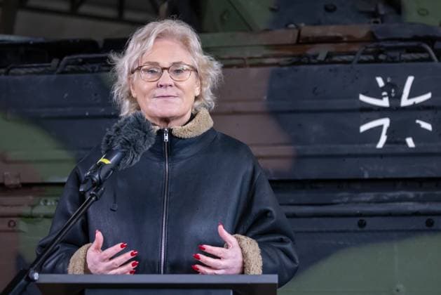Bundesverteidigungsministerin Christine Lambrecht (SPD) besucht am 12.01.2023 die Panzergrenadierbrigade 37 Freistaat Sachsen und gibt ein Statement vor einem Schützenpanzer Marder. Die Panzergrenadierbrigade ist Leitverband für die Landstreitkräfte der NATO Response Force (NRF) für die Jahre 2022-2024. Marienberg Sachsen Deutschland *** Federal Minister of Defense Christine Lambrecht SPD visits on 12 01 2023 the armored infantry brigade 37 Free State of Saxony and gives a statement in front of an infantry fighting vehicle Marder The armored infantry brigade is lead unit for the land forces of the NATO Response Force NRF for the years 2022 2024 Marienberg Saxony Germany