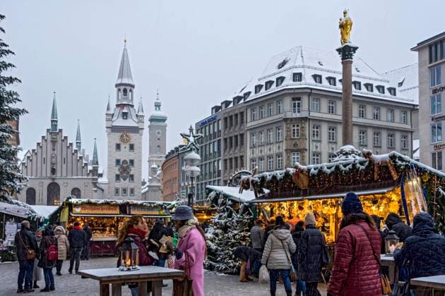 Verkaufsstände am Weihnachtsmarkt, Christkindlmarkt, Altes Rathaus, Rathausturm, Heilig Geist Kirche, Mariensäule, Winter bei Schnee, Altstadt, Marienplatz, München, Oberbayern, Bayern, Deutschland, Europa *** Sales booths on Christmas Market, Christmas market, Old City hall, town hall tower, Heilig Spirit Church, Marian Column, Winter at Snow, old town, Marienplatz, Munich, Upper Bavaria, Bavaria, Germany, Europe Copyright: imageBROKER/RaimundxKutter iblrai08947493.jpg