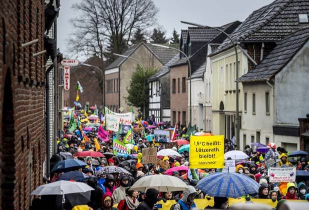 News Themen der Woche KW02 News Bilder des Tages KEYENBERG - Climate activists in Keyenberg during a demonstration in solidarity with the occupiers of Lutzerath. The lignite village close to Roermond has been occupied for two years by climate activists who believe that lignite extraction contributes to global warming. ANP REMKO DE WAAL netherlands out - belgium out *** KEYENBERG Climate activists in Keyenberg during a demonstration in solidarity with the occupiers of Lutzerath The lignite village close to Roermond has been occupied for two years by climate activists who believe that lignite extraction contributes to global warming ANP REMKO DE WAAL netherlands out belgium out  Copyright: xx x460777999x originalFilename: 460777999.jpg