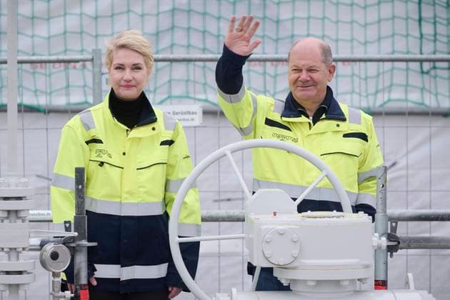 News Themen der Woche KW02 News Bilder des Tages Lubmin, Eröffnung LNG-Terminal Deutsch Ostsee Der schwimmende LNG-Terminal Neptune wird am 14.01.2023 in Anwesenheit von Bundeskanzler Olaf Scholz, Manuela Schwesig (Ministerpräsidentin des Landes Mecklenburg-Vorpommern) und Till Backhaus (Landwirtschafts- und Umweltminister MV) eröffnet. Im Bild: Olaf Scholz, Manuela Schwesig Lubmin Mecklenburg-Vorpommern Deutschland *** Lubmin, opening LNG Terminal German Baltic Sea The floating LNG terminal Neptune will be opened on 14 01 2023 in the presence of Chancellor Olaf Scholz, Manuela Schwesig Prime Minister of Mecklenburg Vorpommern and Till Backhaus Minister of Agriculture and Environment MV In the picture Olaf Scholz, Manuela Schwesig Lubmin Mecklenburg Vorpommern Germany