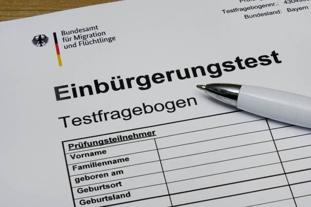 Einbürgerungtest Einbürgerungtest, 14.01.2023, Borkwalde, Brandenburg, Auf einem Einbürgerungstest liegt ein Kugelschreiber. *** Naturalization test naturalization test, 14 01 2023, Borkwalde, Brandenburg, On a naturalization test lies a ballpoint pen