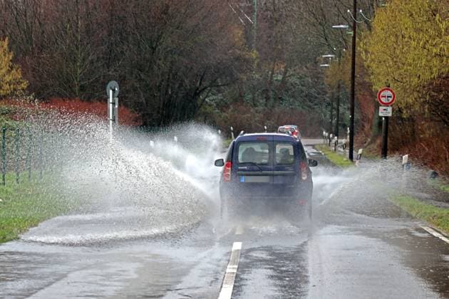 News Themen der Woche KW02 News Bilder des Tages Hochwasser in Flussnähe Die Langenberger Straße in Essen wurde aus Gründen der Betriebssicherheit und dem benachbarten Wasserschutzgebiet während einer Hochwassersituation gesperrt. Die Sperrung wurde in vielen Fällen missachtet. Essen Nordrhein-Westfalen Deutschland *** Flooding near the river The Langenberger Straße in Essen was closed during a flood situation for reasons of operational safety and the neighboring water protection area The closure was disregarded in many cases Essen North Rhine-Westphalia Germany