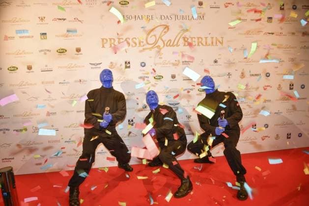 Bilder des Jahres 2023, Entertainment 01 Januar Entertainment Themen der Woche KW02 Entertainment Bilder des Tages 150. Berliner Presseball im Hotel Hyatt *** NUR FÜR REDAKTIONELLE ZWECKE *** EDITORIAL USE ONLY ***<p>Mitglieder der Blue Man Group kommen am 14. Januar 2023 zum Presseball Berlin ins Hotel Grand Hyatt in Berlin Tiergarten. Der Ball feiert 150. Jubiläum. FOTO: Jörg Krauthöfer Funke Foto Services< p> <p > Arbeit Berlin Copyright: JörgxKrauthöfer *** 150 Berlin Press Ball at the Hotel Hyatt FOR EDITORIAL PURPOSES ONLY EDITORIAL USE ONLY p Members of the Blue Man Group arrive at the Press Ball Berlin at the Hotel Grand Hyatt in Berlin Tiergarten on January 14, 2023 The ball celebrates its 150th anniversary PHOTO Jörg Krauthöfer Funke Foto Services p p Work Berlin Copyright JörgxKrauthöfer Copyright: JörgxKrauthöfer doc7ohp4bmzhu91krmf39bz ,EDITORIAL USE ONLY