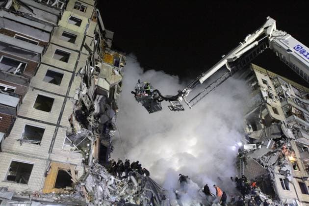 Bilder des Jahres 2023, News 01 Januar Ukraine-Krieg, Jahrestag der Invasion, Chronologie der Ereignisse, Archivbilder News Themen der Woche KW02 News Bilder des Tages DNIPRO, UKRAINE - JANUARY 14, 2023 - A response effort is underway at a section of an apartment block hit by a rocket launched by Russian occupiers during a massive missile attack on Ukraine earlier Saturday, Dnipro, central Ukraine. As reported, 10 people, including a 15-year-old girl, were killed. Consequences of Russian rocket attack on apartment block in Dnipro  Copyright: xMykolaxMiakshykovx