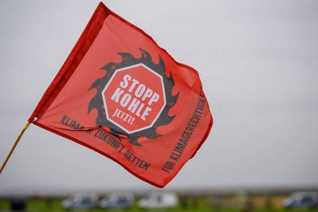 News Themen der Woche KW02 Demonstration bei Lützerath Demonstration in der Nähe von Lützerath am 14.01.2023, Auf nach Lützerath! Organisiert u.a. von Fridays for Future Deutschland, Eine rote Fahne mit der Aufschrift Stopp Kohle jetzt, Lützerath Braunkohletagebau Garzweiler 2 Nordrhein-Westfalen Deutschland *** Demonstration near Lützerath Demonstration near Lützerath on 14 01 2023, On to Lützerath Organized among others by Fridays for Future Germany, A red flag with the inscription Stop coal now, Lützerath open pit lignite mine Garzweiler 2 North Rhine Westphalia Germany Copyright: xChristopherxNeundorfx