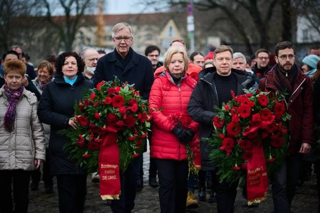Berlin, Demonstration zum Gedenken an Rosa Luxemburg und Karl Liebknecht Tausende Menschen gedenken der Ermordung von Karl Liebknecht und Rosa Luxemburg am 15.01.2023 in Berlin. Die Demonstration zog vom Frankfurter Tor zum Zentralfriedhof Berlin-Friedrichsfelde, an dem traditionell rote Nelken an der Gedenkstätte der Sozialisten niedergelegt werden. Zu Beginn legten zahlreiche Politiker der Partei Die Linke Kränze und Nelken an der Gedenkstätte der Sozialisten nieder. Im Bild: Petra Pau (Vizepräsidentin des Deutschen Bundestages, Die Linke), Amira Mohamed Ali und Dietmar Bartsch (Fraktionsvorsitzende Die Linke im Bundestag), Gesine Lötzsch (Die Linke), Martin Schirdewan (Parteivorsitzender Die Linke) und Tobias Bank (Bundesgeschäf