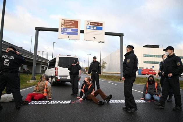 Letzte Generation *** NUR FÜR REDAKTIONELLE ZWECKE *** EDITORIAL USE ONLY ***<p>Aktivisten von Die letzte generation blockieren am 23. Februar 2022 die Zufahrt zum Flughafen BER in Berlin. Deutschland Berlin Copyright: RetoxKlar *** last Generation *** ONLY FOR EDITORIAL PURPOSE *** EDITORIAL USE ONLY *** P Activists from the last Generation block on 23 February 2022 the Access to Airport BER in Berlin Germany Berlin Copyright RetoxClear Copyright: RetoxKlar doc7jukt2m0k6a1xx1ripc EDITORIAL USE ONLY