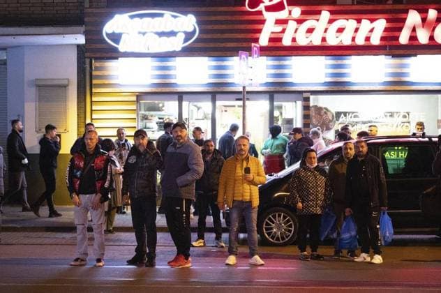 Polizei Razzia in Duisburg. *** NUR FÜR REDAKTIONELLE ZWECKE *** EDITORIAL USE ONLY ***<p>Zuschauer bei einer Polizei Razzia in Duisburg Marxloh am Samstag, 12. März 2022. Sie richtet sich gegen Straftäter aus dem Clan Milieu die dadurch abgeschreckt und eingeschüchtert werden sollen. Die Metropolregion Ruhrgebiet gilt als Hochburg der türkisch - arabischen Familienclans. Die nordrhein-westfälische Landesregierung geht seit einigen Jahren mit einer sogenannten Null-Toleranz-Strategie gegen Clan-Kriminalität vor. Duisburg Copyright: STEFANxAREND *** Police Raid in Duisburg *** ONLY FOR EDITORIAL PURPOSE *** EDITORIAL USE ONLY *** P Viewers at a Police Raid in Duisburg Marxloh on Saturday, 12 March 2022 you judges itself against Of Copyright: STEFANxAREND doc7k3ga8flg8y1aprqqge5 EDITORIAL USE ONLY