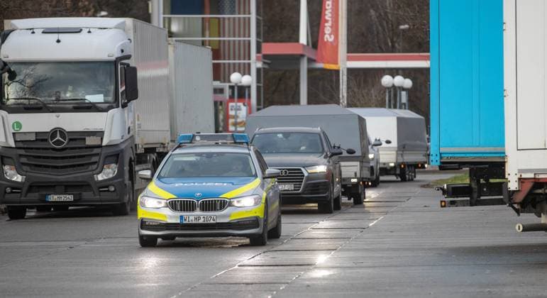 Schwerpunktkontrolle der Polizei auf der Autobahn Polizei fahndet nach Tätern von Einbruchs- und Eigentumsdelikten und will durch die Kontrolle die kriminelle Szene verunsichern 20.12.2022 Lorsch Schwerpunktkontrolle der Polizei auf der Autobahn Polizei fahndet nach Tätern von Einbruchs- und Eigentumsdelikten und will durch die Kontrolle die kriminelle Szene verunsichern Bugatti, der erst in einem Jahr gezeigt wird *** Focus control of the police on the highway Police searches for perpetrators of burglary and property crimes and wants to unsettle the criminal scene by the control 20 12 2022 Lorsch Focus control of the police on the highway Police searches for perpetrators of burglary and property crimes and wants to unsettle the criminal TG2022-0967