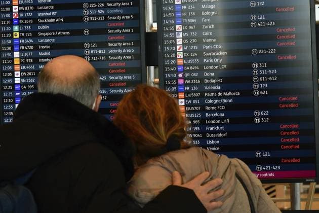 Streik am BER Flughafen *** NUR FÜR REDAKTIONELLE ZWECKE *** EDITORIAL USE ONLY ***<p>Menschen stehen am 22. März 2022 vor der Abflugtafel am Flughafen BER in Schönefeld. FOTO: Jörg Krauthöfer Funke Foto Services< p> Arbeit Berlin Copyright: JörgxKrauthöfer *** Strike on BER Airport *** ONLY FOR EDITORIAL PURPOSE *** EDITORIAL USE ONLY *** P People Standing on 22 March 2022 before the Abflugtafel on Airport BER in Schoenefeld Photo Jörg Krauthofer Funke Photo Services P Work Berlin Copyright JörgxKrauthöfer Copyright: JörgxKrauthöfer doc7k8fmf72wbcmow6x2yn EDITORIAL USE ONLY
