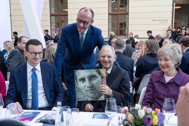 Festakt Wolfgang Schäuble 50 Jahre im Deutschen Bundestag - Friedrich Merz übergibt an Wolfgang Schäuble eine gepresste Schallplatte mit einer dessen ersten Bundestagsreden aus den frühen 1970er Jahren mit Mateusz Morawiecki, Ministerpräsident Polen (links) und Friede Springer, Unternehmerin (rechts);Festakt Wolfgang Schäuble 50 Jahre im Deutschen Bundestag - Friedrich Merz übergibt an Wolfgang Schäuble eine gepresste Schallplatte mit einer dessen ersten Bundestagsreden aus den frühen 1970er Jahren mit Mateusz Morawiecki, Ministerpräsiden, Berlin Berlin Deutschland Jüdisches Museum *** Ceremony Wolfgang Schäuble 50 years in the German Bundestag Friedrich Merz hands over to Wolfgang Schäuble a pressed record with o