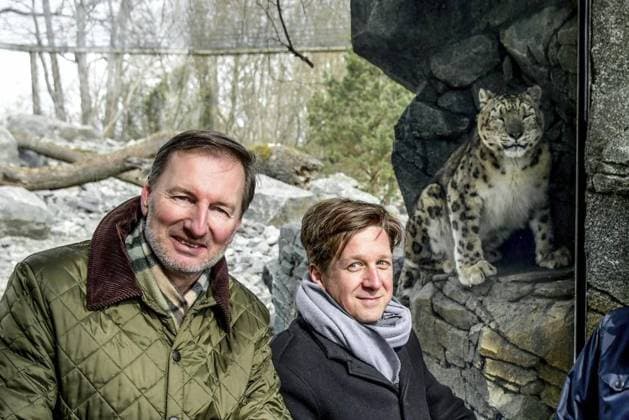 Himalaya-Gebirge im Berliner Tierpark geöffnet *** NUR FÜR REDAKTIONELLE ZWECKE *** EDITORIAL USE ONLY ***<p>Zoodirektor Andreas Knieriem und Finanzsenator Daniel Wesener (BÜ 90 Grüne) sitzen am 4. April 2022 vor dem Gehege der Schneeleoparden im neuen Himalaya-Gebirge im Tierpark Berlin in Friedrichsfelde. FOTO: Jörg Krauthöfer Funke Foto Services< p> Arbeit Berlin Copyright: JörgxKrauthöfer *** Himalaya Mountains at Berlin Animal park open *** ONLY FOR EDITORIAL PURPOSE *** EDITORIAL USE ONLY *** P Zoodirektor Andreas Knieriem and Senator for Finance Daniel Wesener Bü 90 green sit on 4 April 2022 before the Enclosure the Snow leopards at New Himalaya Mountains at Animal park Berlin in Friedrichsfelde Photo Jörg Krauthofe Copyright: JörgxKrauthöfer doc7kf32cl1e9l7lzzb17p EDITORIAL USE ONLY