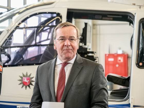 Führungswechsel bei der Polizeihubschrauberstaffel Niedersachse Innenminister Boris Pistorius erklärt die Bedeutung und Wichtigkeit der Polizeihubschrauberstaffel Niedersachsen bei dem Führungswechsel *** Change of leadership at the police helicopter squadron Lower Saxony Interior Minister Boris Pistorius explains the significance and importance of the police helicopter squadron Lower Saxony at the change of leadership Copyright: xBerndxGüntherx