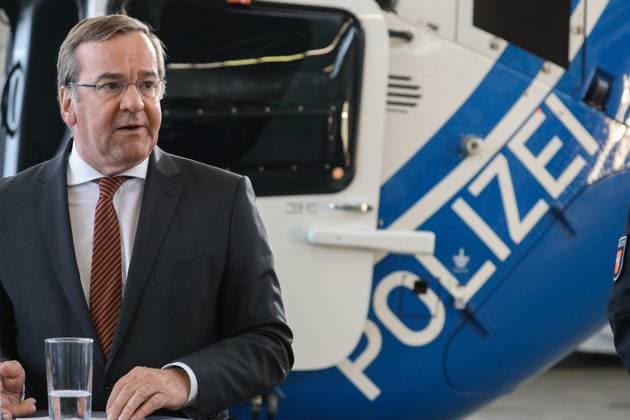 Niedersachsen, Hannover, 16.01.2023, in Anwesenheit des Niedersächsischen Ministers für Inneres und Sport Boris Pistorius ist Polizeirätin Natalie Preiß heute im Rahmen eines Pressetermins offiziell als neue Leiterin der Polizeihubschrauberstaffel Niedersachsen (PHuStN) vorgestellt worden. Polizeirätin Natalie Preiß übernimmt die Leitung von Polizeioberrat Stefan Bruns, *** Lower Saxony, Hanover, 16 01 2023, in the presence of the Minister of the Interior and Sports of Lower Saxony Boris Pistorius, Police Councillor Natalie Preiß has been officially presented as the new head of the Police Helicopter Squadron Lower Saxony PHuStN today during a press event Police Councillor Natalie Preiß takes over the leadership of Police Senior Cou