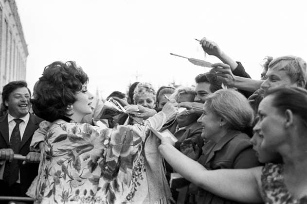 Actress Gina Lollobrigida 838573 10.07.1973 Italian actress, member of the Jury of the 8th Moscow International Film Festival Gina Lollobrigida with Moscow people. Boris Kaufman Sputnik Moscow Russia  Copyright: xBorisxKaufmanx