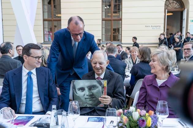 Bilder des Jahres 2023, News 01 Januar News Themen der Woche KW03 Festakt Wolfgang Schäuble 50 Jahre im Deutschen Bundestag - Friedrich Merz übergibt an Wolfgang Schäuble eine gepresste Schallplatte mit einer dessen ersten Bundestagsreden aus den frühen 1970er Jahren mit Mateusz Morawiecki, Ministerpräsident Polen (links) und Friede Springer, Unternehmerin (rechts);Festakt Wolfgang Schäuble 50 Jahre im Deutschen Bundestag - Friedrich Merz übergibt an Wolfgang Schäuble eine gepresste Schallplatte mit einer dessen ersten Bundestagsreden aus den frühen 1970er Jahren mit Mateusz Morawiecki, Ministerpräsiden, Berlin Berlin Deutschland Jüdisches Museum *** Ceremony Wolfgang Schäuble 50 years in the German Bundestag Friedrich Merz hands over to Wolfgang Schäuble a pressed record with o