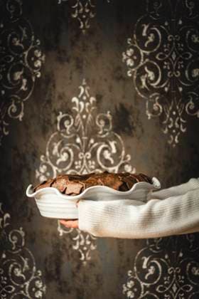 Christmas Pie being held in a womans hands against a patterned background Christmas Pie being held in a womans hands against a patterned background Copyright: xClaudiaxSIlverstonex CS201222-13